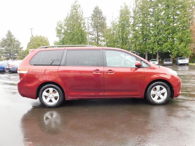 Photo of 2014 Red Toyota Sienna