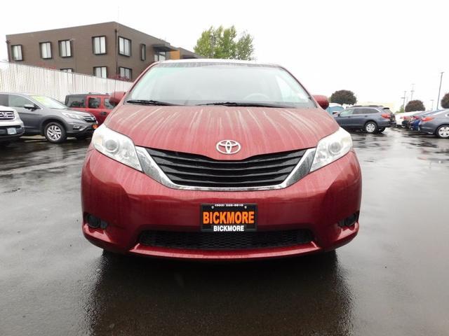 Photo of 2014 Red Toyota Sienna