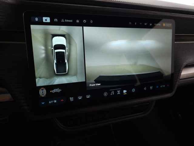 Photo of 2023 Glacier White Rivian R1T