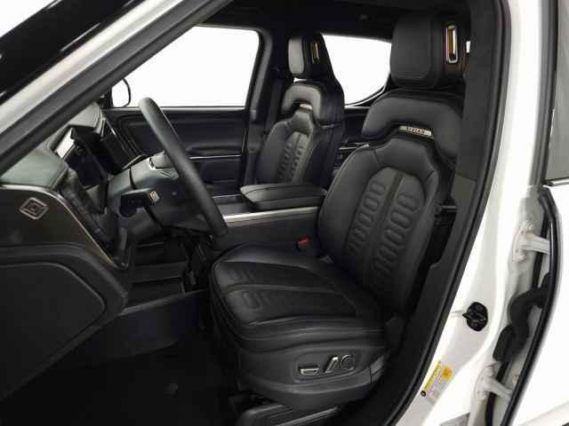 Photo of 2023 Glacier White Rivian R1T