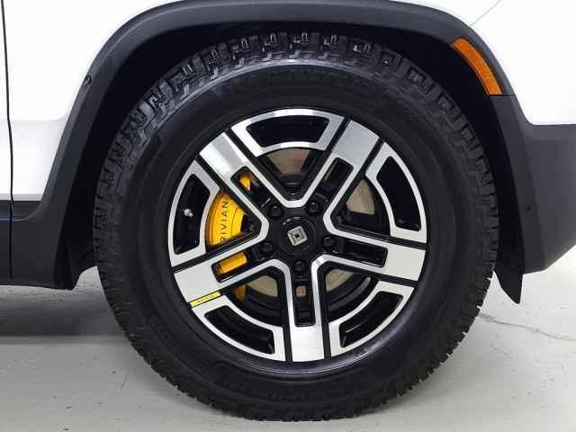 Photo of 2023 Glacier White Rivian R1T