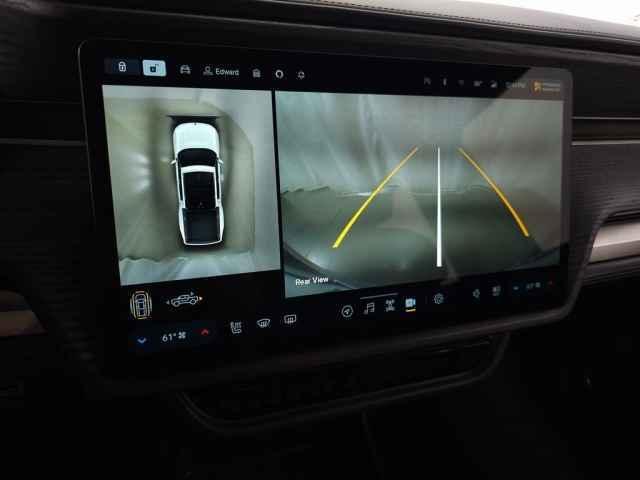 Photo of 2023 Glacier White Rivian R1T