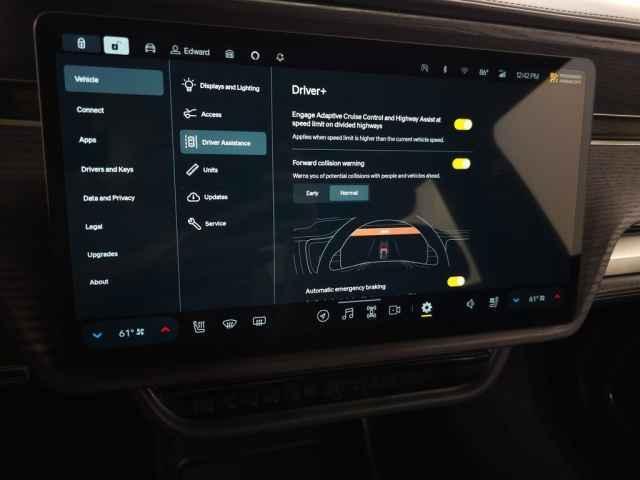 Photo of 2023 Glacier White Rivian R1T