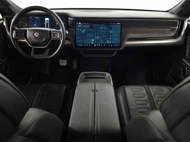 Photo of 2023 Glacier White Rivian R1T