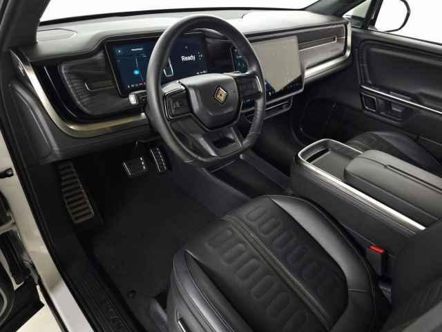 Photo of 2023 Glacier White Rivian R1T