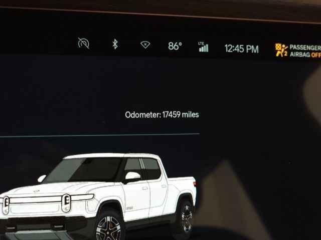Photo of 2023 Glacier White Rivian R1T