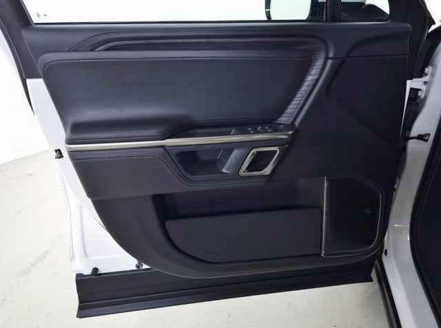 Photo of 2023 Glacier White Rivian R1T