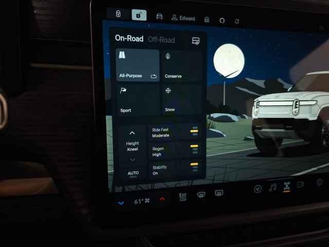 Photo of 2023 Glacier White Rivian R1T