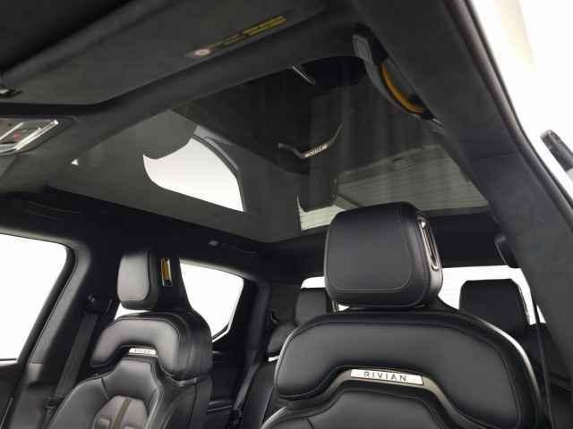 Photo of 2023 Glacier White Rivian R1T