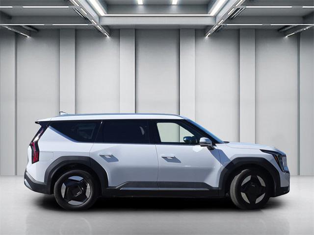 Photo of 2025 Glacial White Pearl Kia EV9