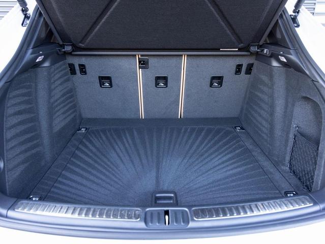 Photo of 2025 Carrara White Metallic Porsche Macan