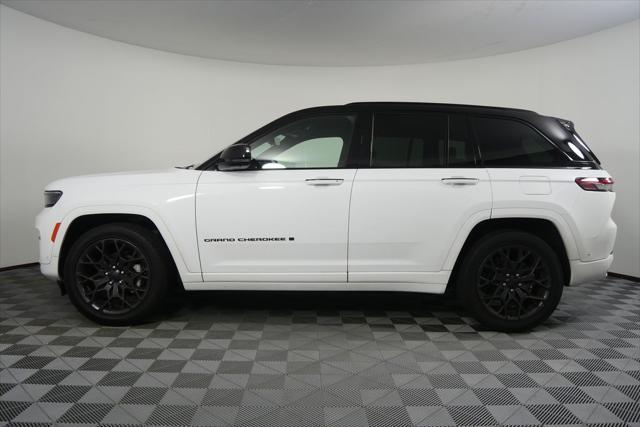 Photo of 2025 Bright White Clearcoat Jeep Grand Cherokee