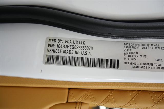 Photo of 2025 Bright White Clearcoat Jeep Grand Cherokee