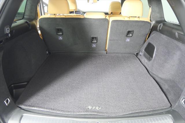 Photo of 2025 Bright White Clearcoat Jeep Grand Cherokee
