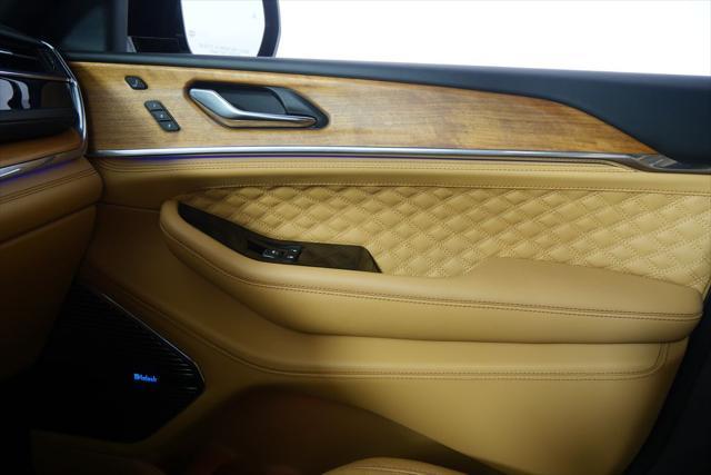Photo of 2025 Bright White Clearcoat Jeep Grand Cherokee