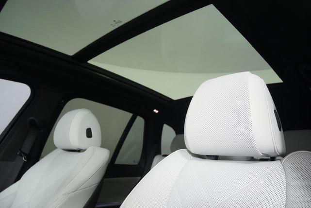 Photo of 2024 Mineral White Metallic BMW X5