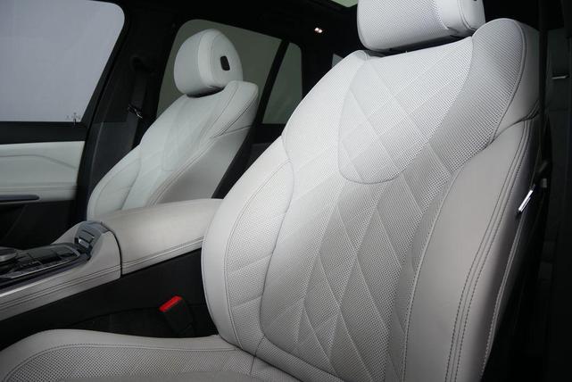 Photo of 2024 Mineral White Metallic BMW X5