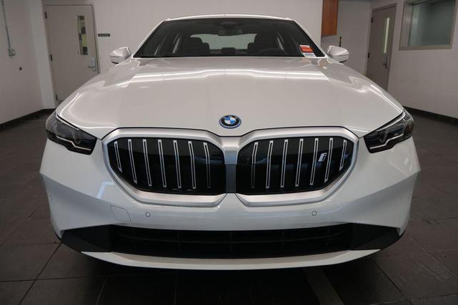 Photo of 2025 Mineral White Metallic BMW i5