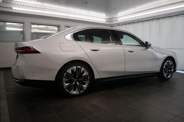 Photo of 2025 Mineral White Metallic BMW i5