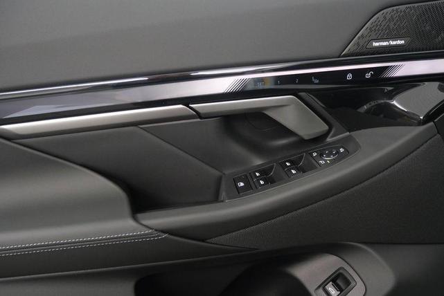 Photo of 2025 Mineral White Metallic BMW i5
