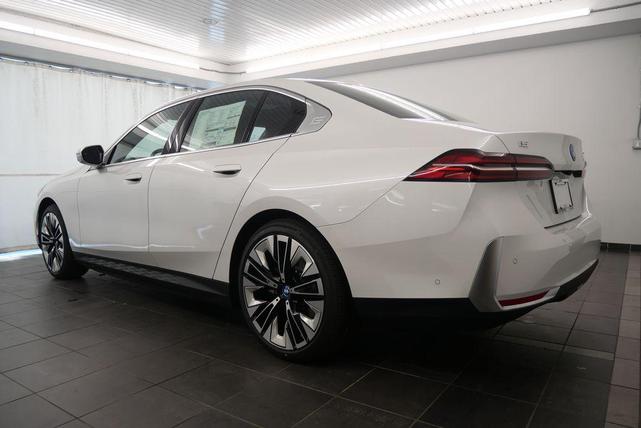 Photo of 2025 Mineral White Metallic BMW i5