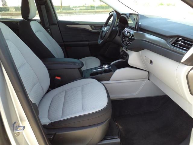 Photo of 2023 Iconic Silver Metallic Ford Escape