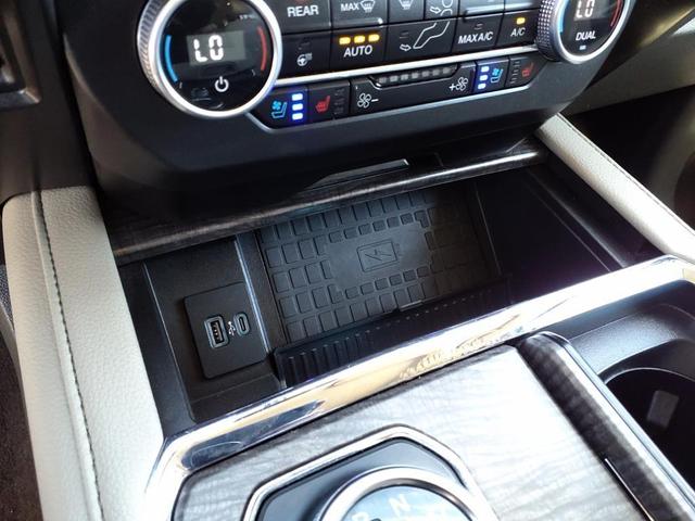 Photo of 2021 Agate Black Metallic Ford Expedition