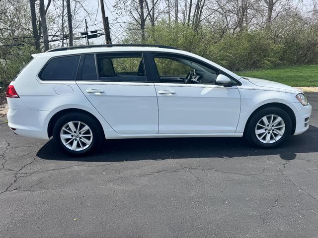 Photo of 2016 White Volkswagen Golf SportWagen