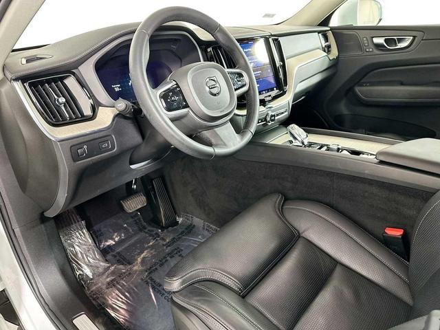 Photo of 2022 Crystal White Metallic Volvo XC60