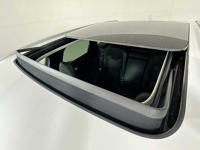 Photo of 2022 Crystal White Metallic Volvo XC60