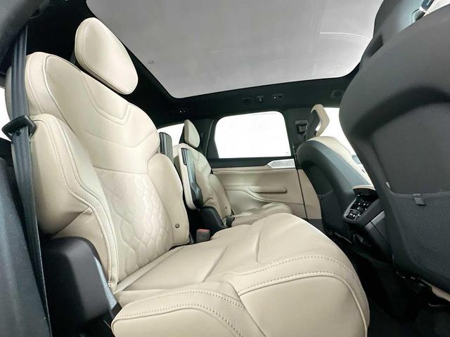 Photo of 2025 MULBERRY MET Volvo EX90