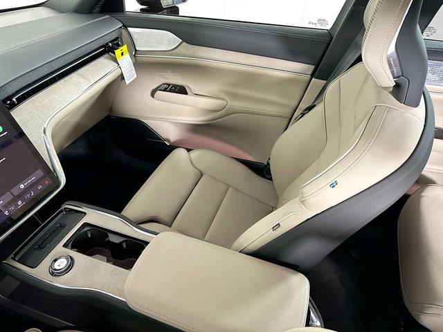Photo of 2025 MULBERRY MET Volvo EX90