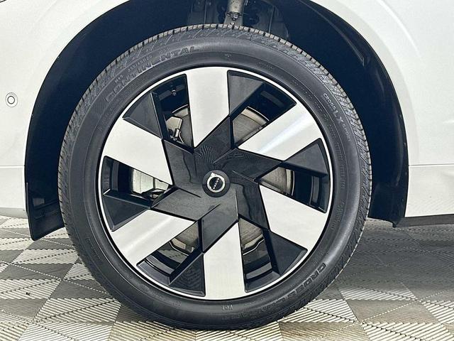 Photo of 2025 Crystal White Metallic Volvo XC60 Plug-In Hybrid