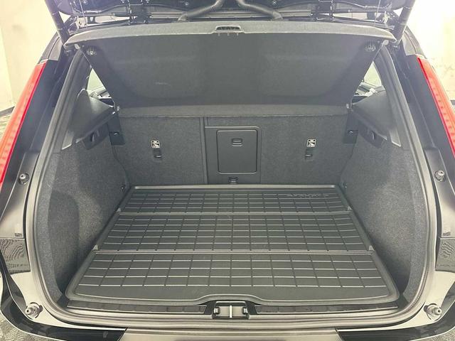 Photo of 2025 Onyx Black Metallic Volvo XC40