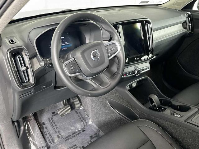 Photo of 2025 Onyx Black Metallic Volvo XC40