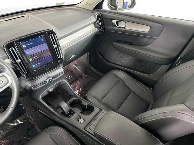 Photo of 2025 Onyx Black Metallic Volvo XC40