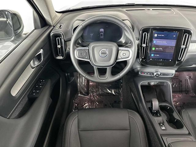 Photo of 2025 Onyx Black Metallic Volvo XC40