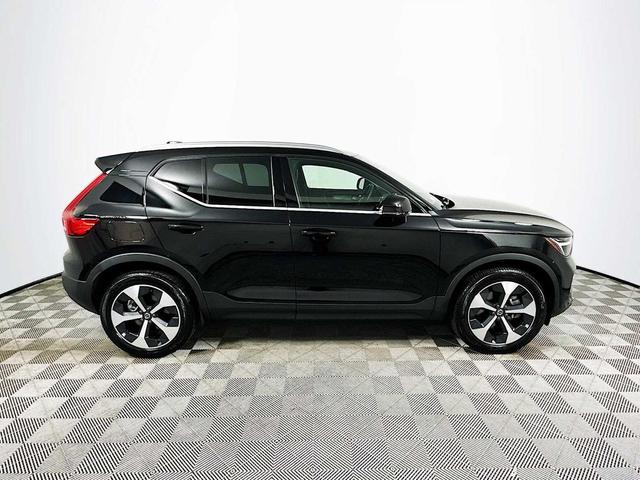 Photo of 2025 Onyx Black Metallic Volvo XC40