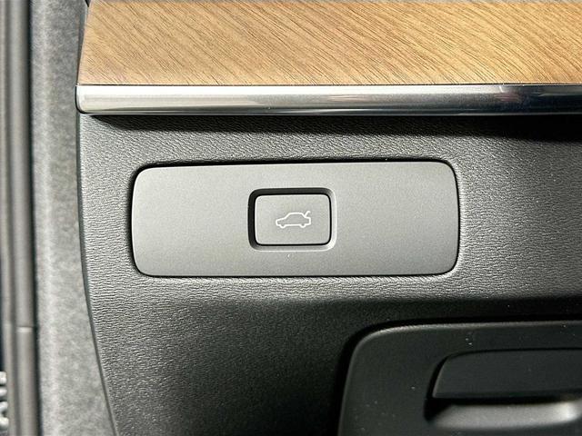 Photo of 2025 Onyx Black Metallic Volvo XC90