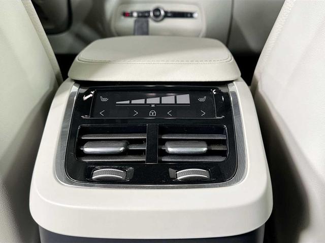 Photo of 2025 Vapour Grey Metallic Volvo XC90