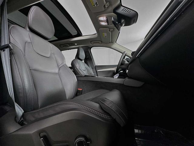 Photo of 2024 Onyx Black Metallic Volvo XC90 Recharge Plug-In Hybrid