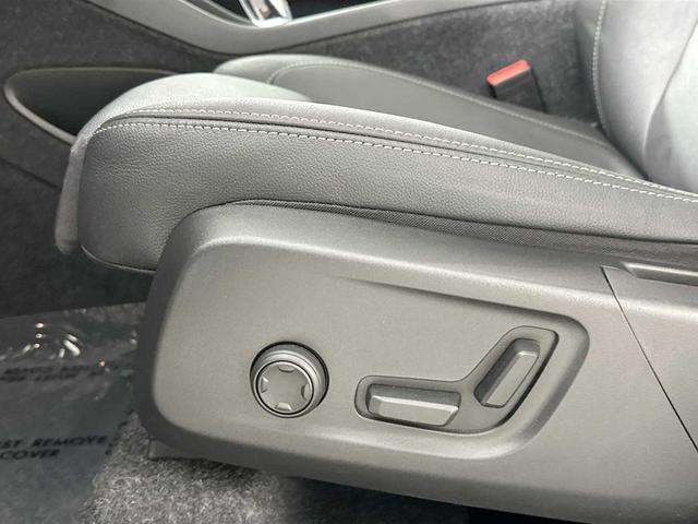 Photo of 2025 Crystal White Pearl Volvo XC40