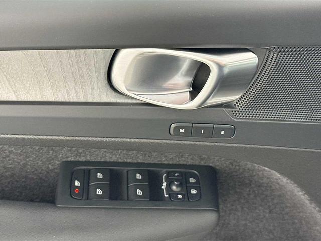Photo of 2025 Crystal White Pearl Volvo XC40