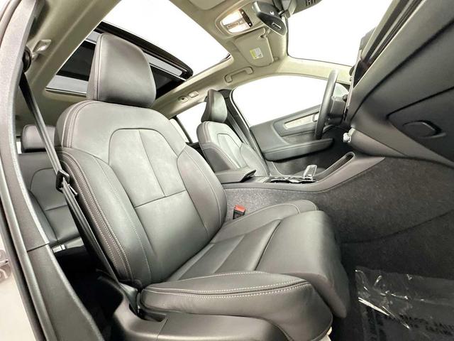 Photo of 2025 Crystal White Pearl Volvo XC40