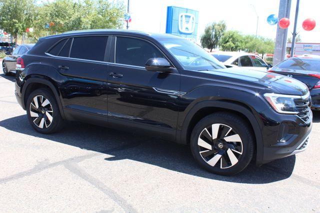 Photo of 2024 Deep Black Pearl Effect Volkswagen Atlas Cross Sport