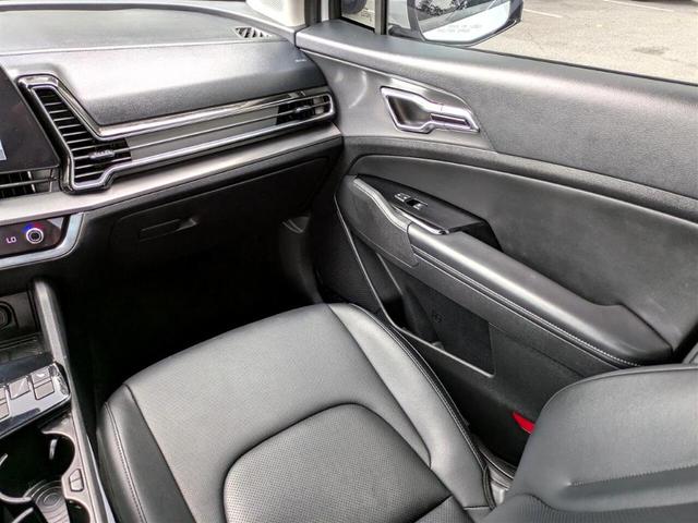 Photo of 2023 Glacial White Pearl Kia Sportage