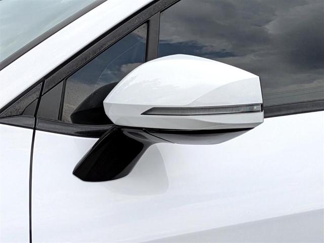 Photo of 2023 Glacial White Pearl Kia Sportage