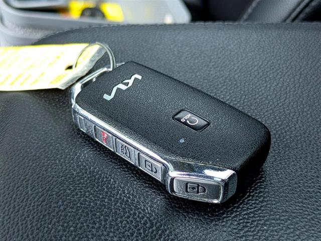 Photo of 2023 Glacial White Pearl Kia Sportage