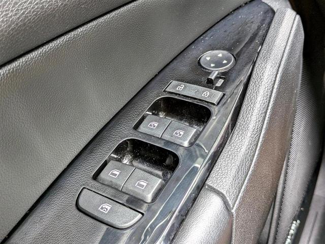 Photo of 2023 Glacial White Pearl Kia Sportage