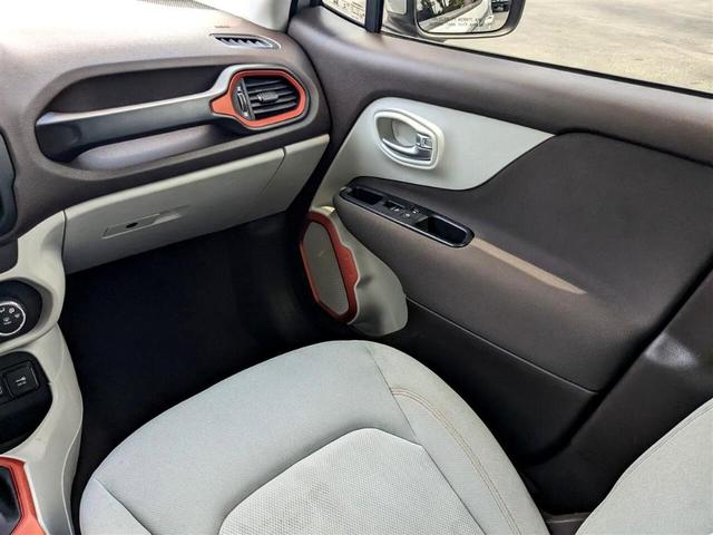Photo of 2017 Glacier Metallic Jeep Renegade